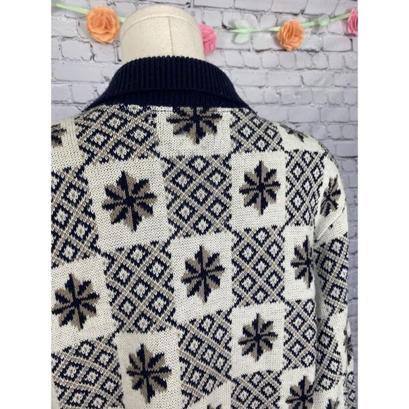 ⭐ 3/$15 Vintage Alfred Dunner Petite Medium Navy Blue White Geometric Sweater - Picture 6 of 9
